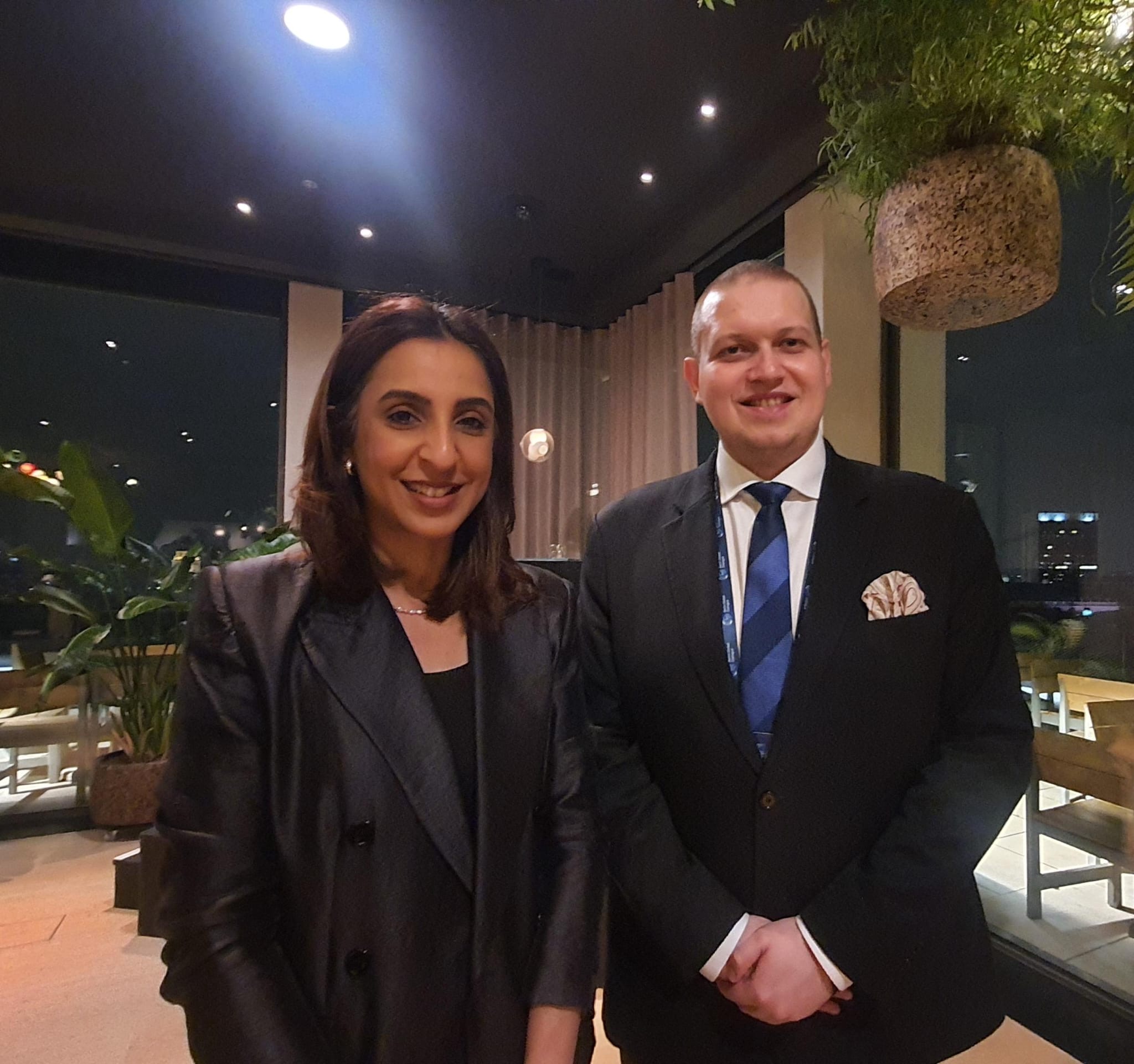 I.E. Noor bint Ali Alkhulaif, Ministerin für nachhaltige Entwicklung des Königreichs Bahrain und Generaldirektorin des Bahrain Economic Development Board (EDB) (links), Urs Unkauf, Generalbevollmächtigter Außenbeziehungen des BWA (rechts)