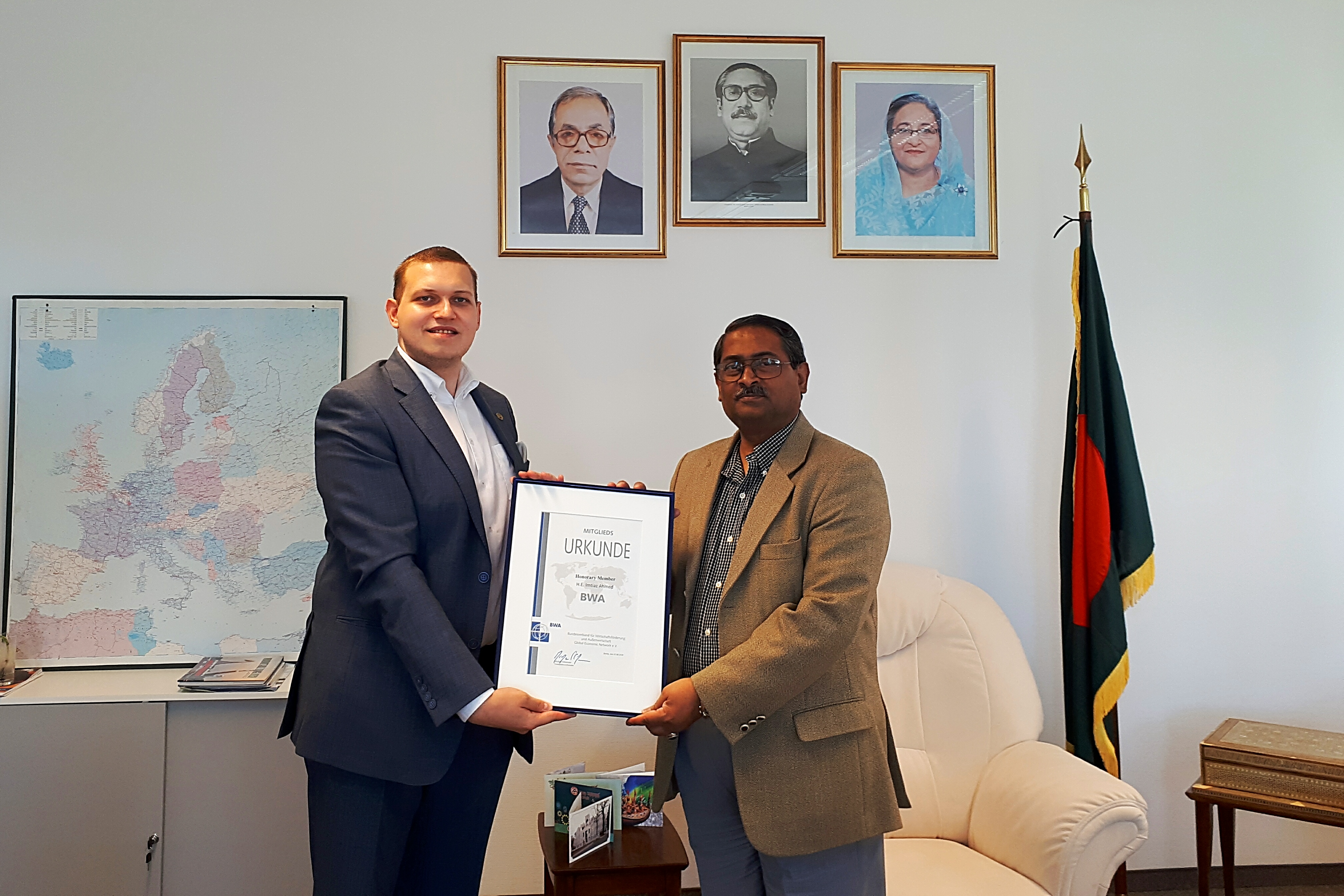 Foto: S.E. Imtiaz Ahmed erhält die Urkunde als Ehrenmitglied der Internationalen Senatskammer von BWA-Diplomatieberater Urs Unkauf.