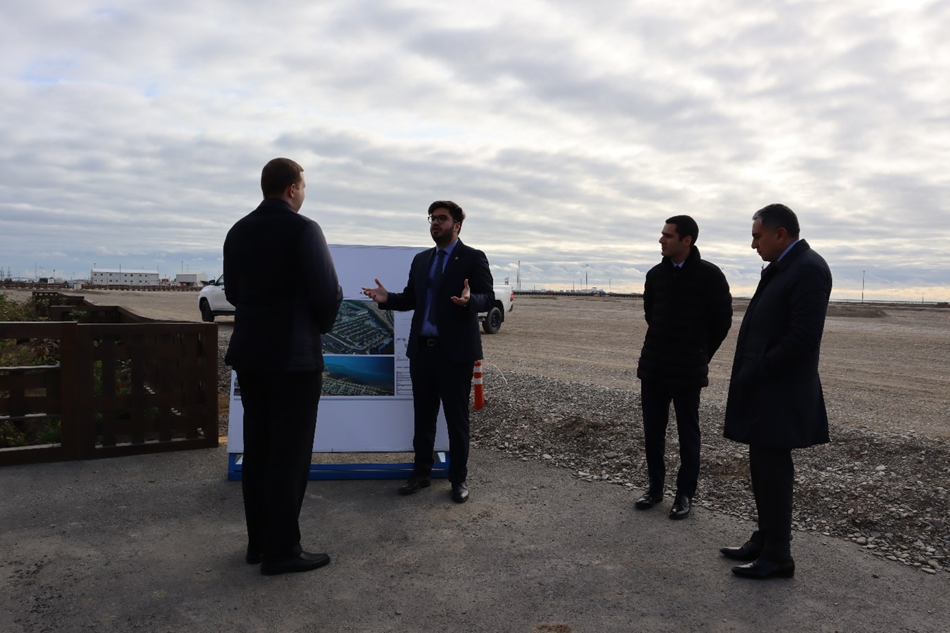 Besichtigung der Bauarbeiten in Alat: Hier entsteht ein neuer Business Hub der Kaspischen Region.