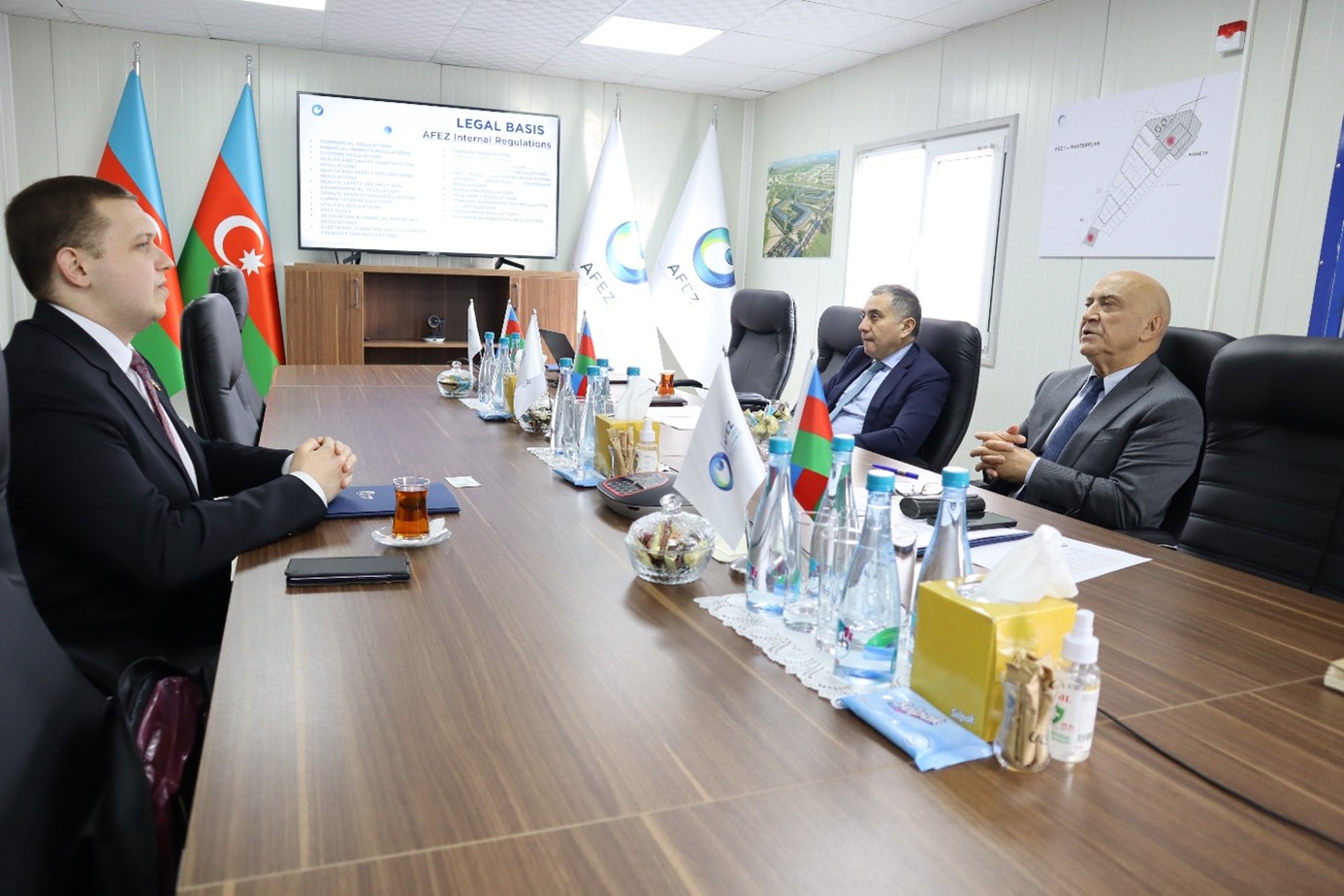 Urs Unkauf im Gespräch mit dem Vorstandsvorsitzenden der AFEZA, S.E. Valeh Alasgarov und dem stellvertretenden Vorstandsvorsitzenden, Dr. Ismayil Manafov.