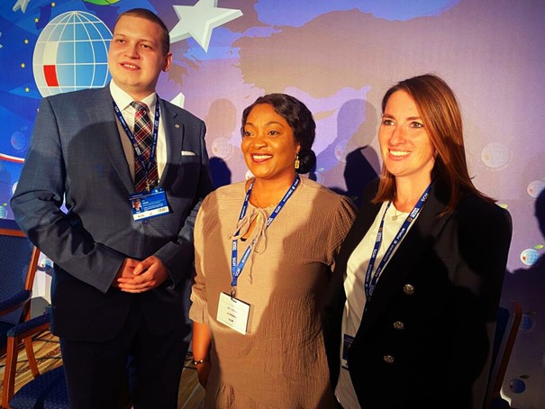Dr. Jewel Howard-Taylor (Mitte), Vizepräsidentin und ehemalige First Lady der Republik Liberia, mit den BWA-Repräsentanten Renata Gabay und Urs Unkauf.