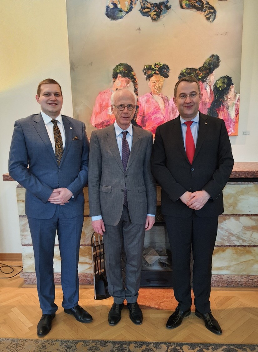 Botschafter Johannes Haindl (Mitte) mit dem BWA-Vorstandsvorsitzenden Michael Schumann und Bundesgeschäftsführer Urs Unkauf beim Empfang in der Residenz der Deutschen Botschaft in Budapest.