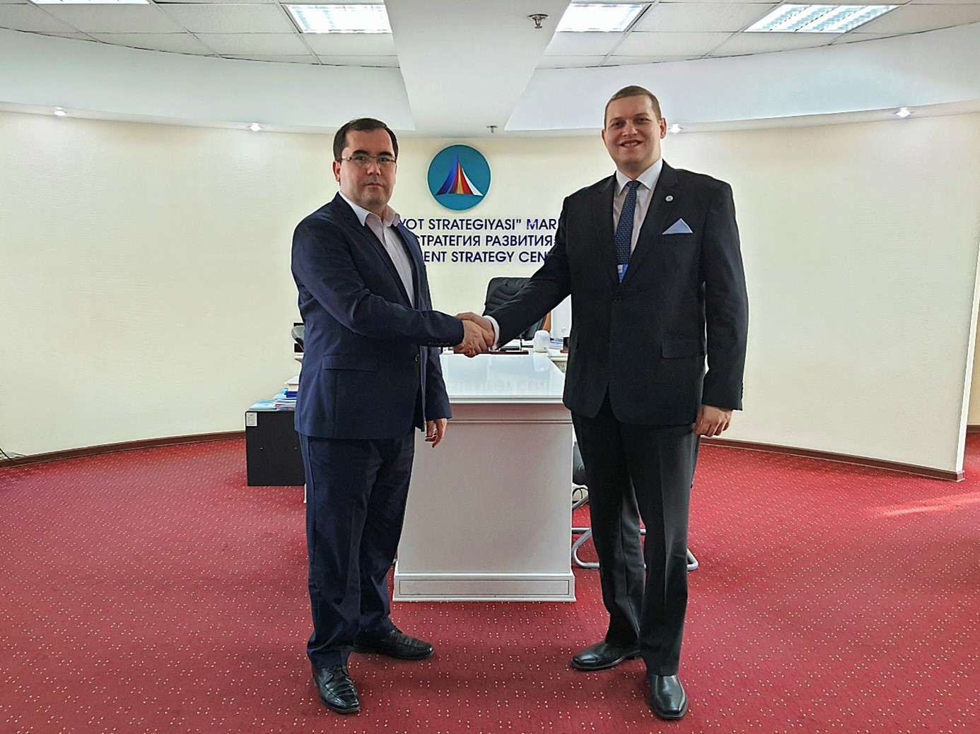 Gespräch mit Dr. Eldor Tulyakov, Direktor der NGO „Development Strategy Center“. Im Februar 2020 besuchte Dr. Tulyakov mit einer usbekischen Delegation die Bundesgeschäftsstelle. Die aktive Beteiligung von zivilgesellschaftlichen und wirtschaftlichen Akteuren bei der Gestaltung der Reformpolitik in Usbekistan ist ein zentrales Anliegen seines Zentrums.