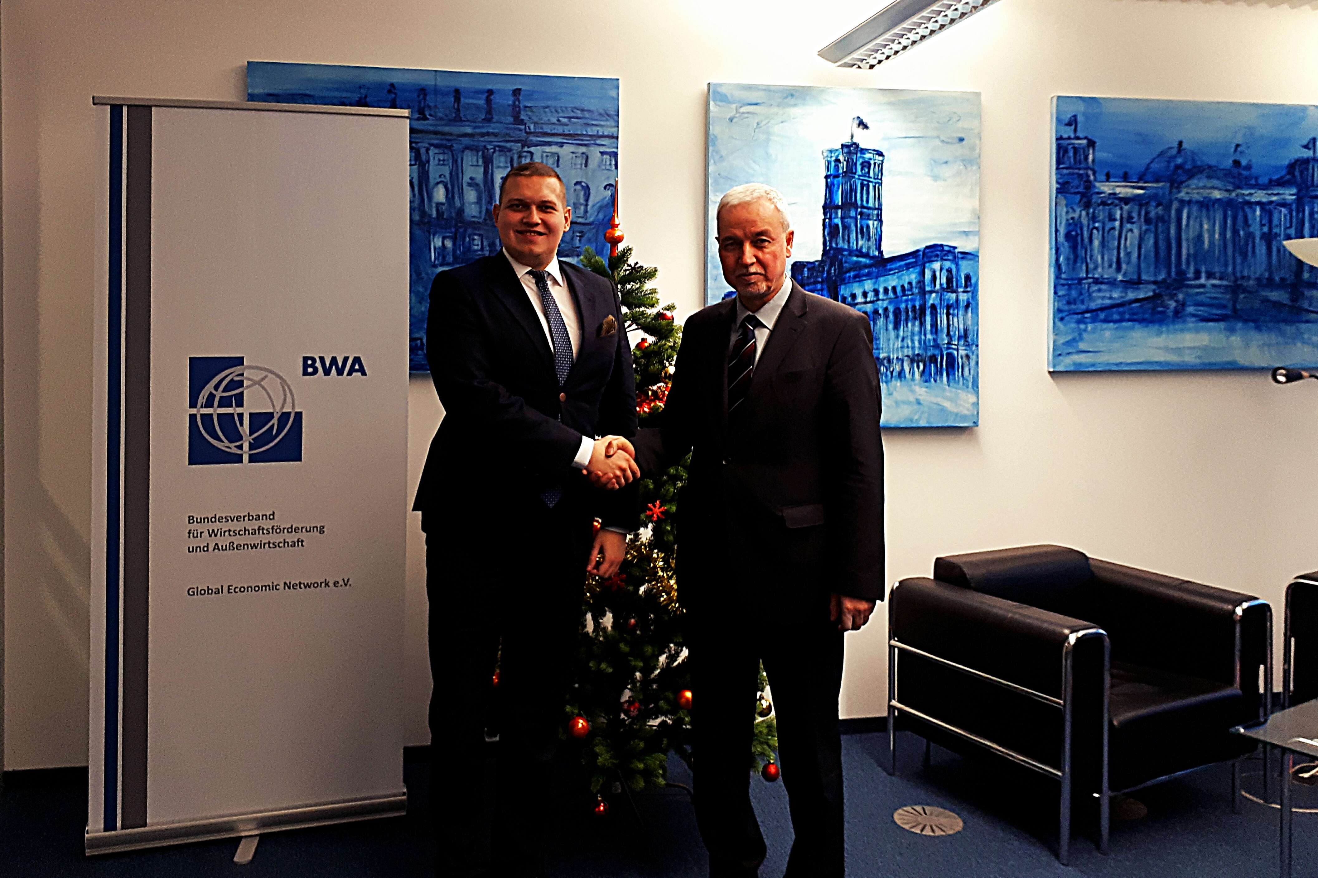 S.E. Ramadan Nazifi, Botschafter der Republik Nord-Mazedonien (r.) mit BWA-Diplomatieberater Urs Unkauf in der vorweihnachtlich dekorierten Bundesgeschäftsstelle.