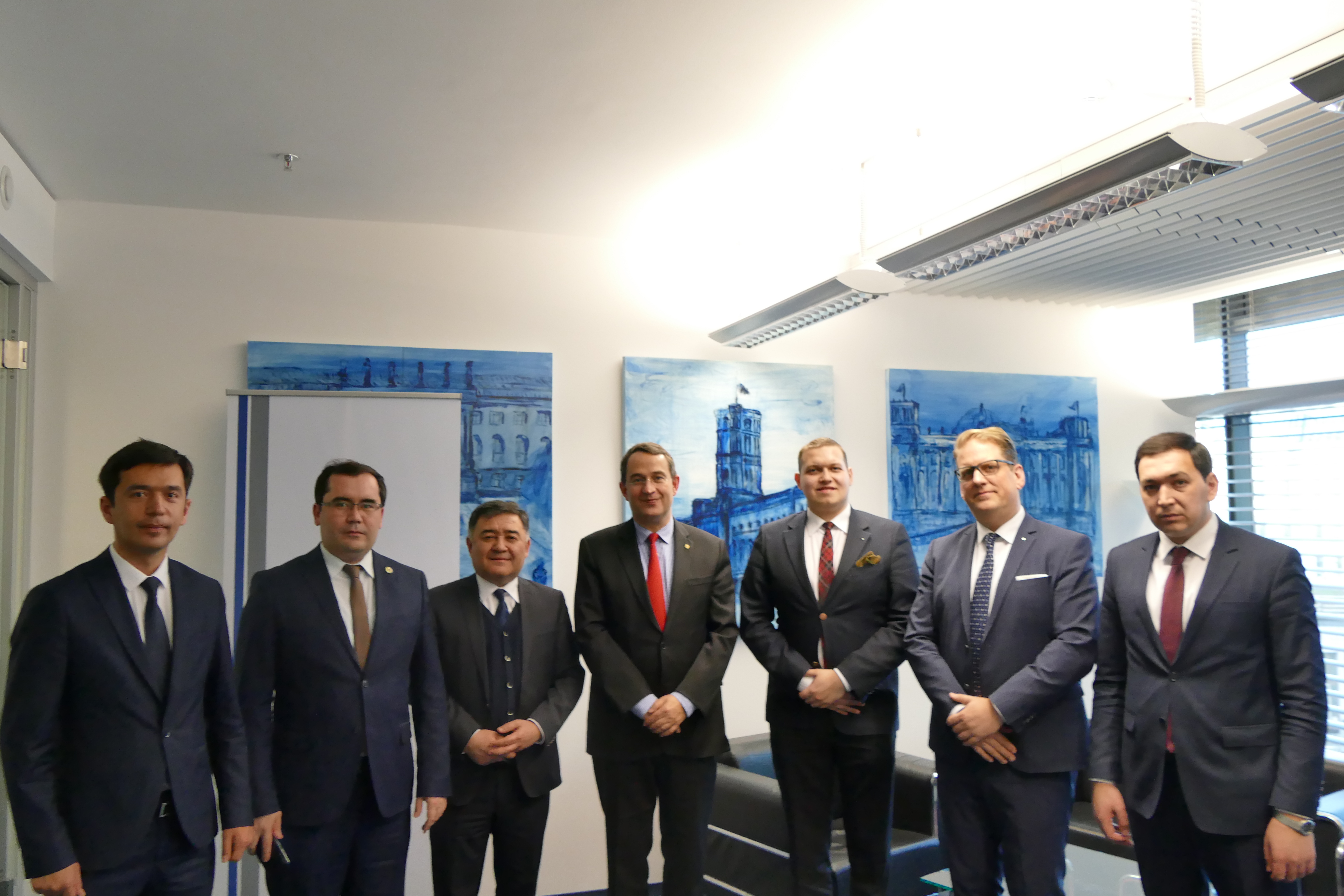 Die Delegation aus Usbekistan zu Besuch beim BWA. Neben dem Vorstandsvorsitzenden Michael Schumann nahmen von Seiten des BWA der Senator und Global Vice President von SAP, Andreas Hube sowie BWA-Diplomatieberater Urs Unkauf an dem Gespräch teil.