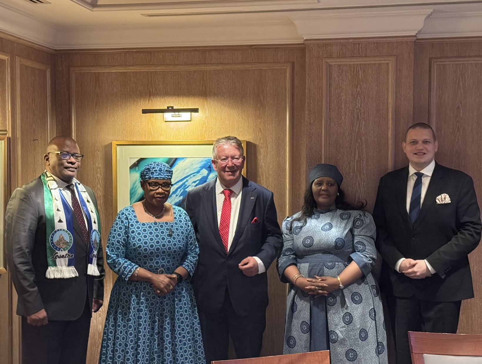 V.l.n.r.: S.E. Lejone Mpotjoana, Minister für Auswärtige Angelegenheiten und Internationale Beziehungen, I.E. Nthomeng Majara, stellvertretende Premierministerin des Königreichs Lesotho, Claus R. Mayer, Präsident des BWA-Präsidiums, I.E. Mafelile Molala, Botschafterin des Königreichs Lesotho in der Bundesrepublik Deutschland und Urs Unkauf, Generalbevollmächtigter des BWA für Außenbeziehungen.